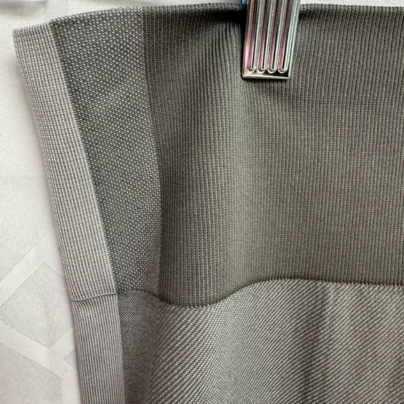 Outdoor Voices Seamless Smooth 7/8 Legging Graphite/Dove S - Picture 7 of 9